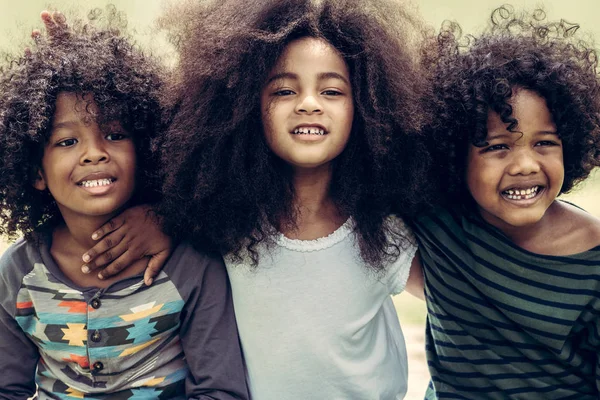 Gelukkig Afro Amerikaanse Jongen Meisje Kids Groep Spelen Speeltuin School — Stockfoto
