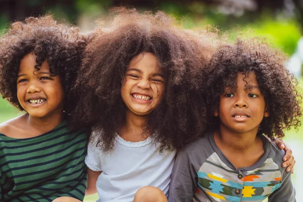 Feliz Grupo Afroamericano Niños Niñas Jugando Patio Recreo Escuela Concepto — Foto de Stock