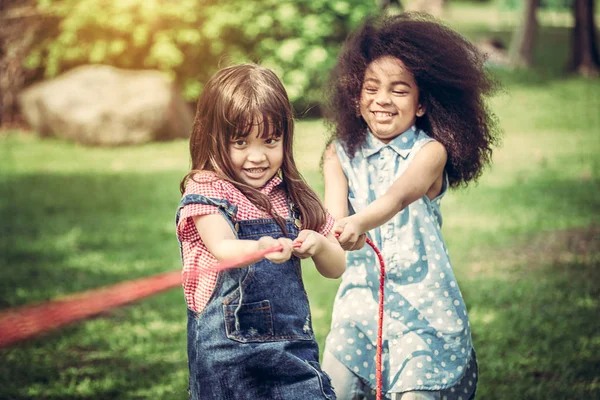 Crianças Felizes Jogando Rebocador Guerra Divertindo Durante Verão Acampar Parque — Fotografia de Stock