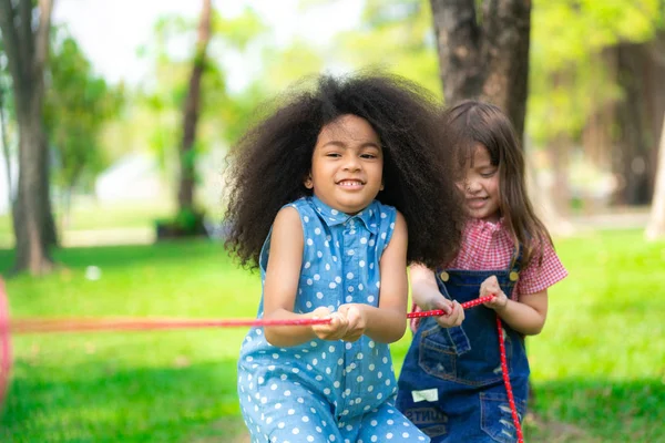 幸せな子供の綱引きを遊んで 公園で夏のキャンプ中に楽しんで 子供たちのレクリエーションのコンセプト — ストック写真