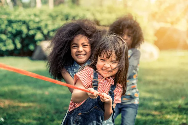 Foto Namoradinhas negras sentadas em banco de madeira e brincando ao ar  livre. Conceito de infância. Ideia de amizade. Estilo de vida infantil  moderno. Meninas morenas cacheadas alegres. Ensolarado durante o dia –