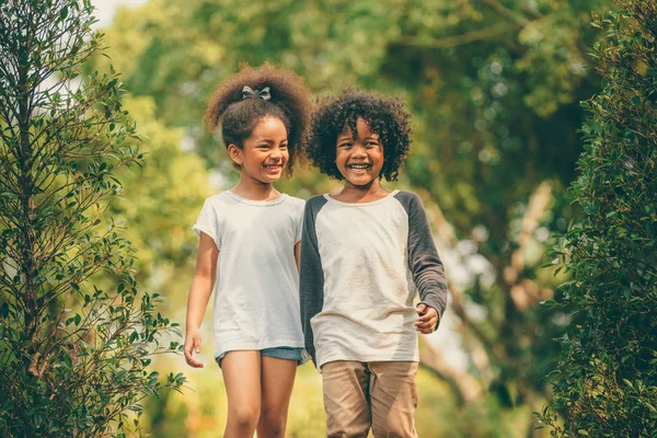 Ragazzino Ragazza Felici Nel Parco Due Bambini Afroamericani Insieme Giardino — Foto Stock