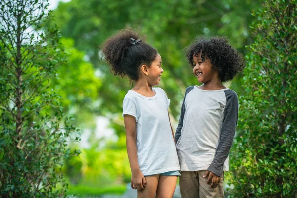 Menino Menina Felizes Parque Duas Crianças Afro Americanas Juntas Jardim — Fotografia de Stock