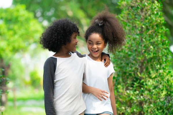 Menino Menina Felizes Parque Duas Crianças Afro Americanas Juntas Jardim — Fotografia de Stock