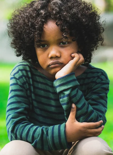 Malheureux Petit Afro Américain Ennuyé Assis Dans Parc Garçon Montrant — Photo