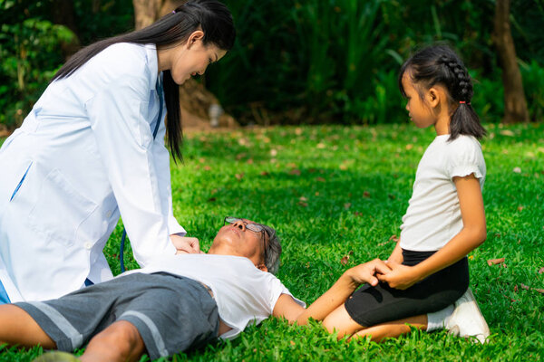 У старшего мужчины в парке были боли в груди или сердечный приступ. Концепция здравоохранения пожилых людей
.