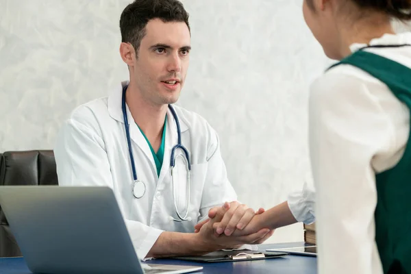 Joven Médico Examinando Una Paciente Oficina Del Hospital Concepto Servicio — Foto de Stock