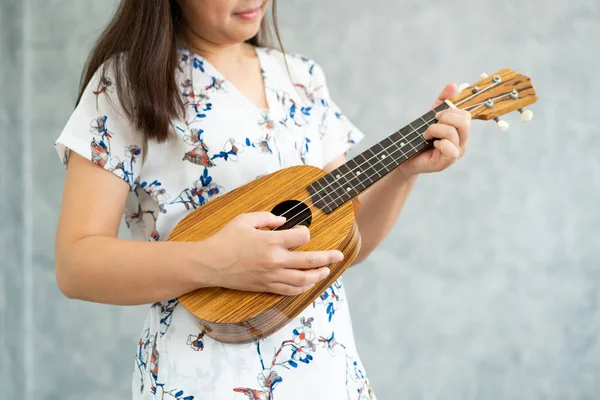 Mulher Feliz Músico Tocando Ukulele Cantando Uma Música Estúdio Som — Fotografia de Stock