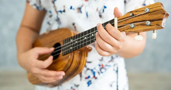 Szczęśliwa Kobieta Muzyk Grając Ukulele Śpiewając Piosenkę Studio Dźwiękowe Koncepcja — Zdjęcie stockowe