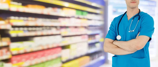 Mladý Lékárník Pracující Lékárně Lékařská Péče Farmaceutické Služby — Stock fotografie