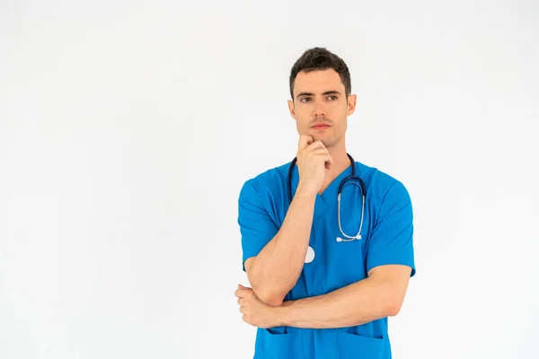 Ein Arzt Krankenhausuniform Steht Auf Weißem Hintergrund Gesundheitswesen Und Medizinisches — Stockfoto