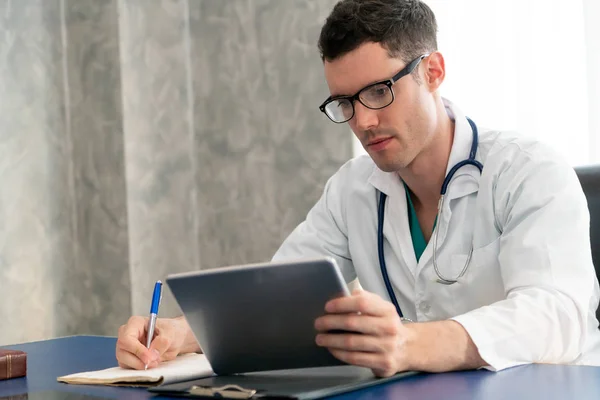 Doctor Trabajando Oficina Del Hospital Concepto Atención Médica — Foto de Stock