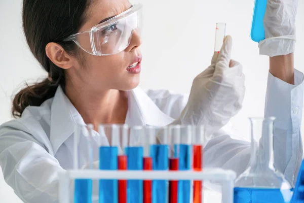 Femme Scientifique Travaillant Laboratoire Examinant Échantillon Biochimie Dans Une Éprouvette — Photo