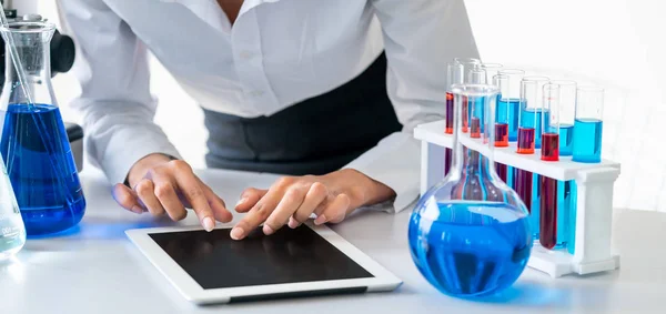 Mulher Cientista Trabalhando Laboratório Examinando Amostra Bioquímica Tubo Ensaio Conceito — Fotografia de Stock