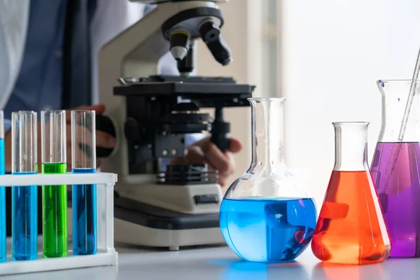 Cientista Homem Trabalhando Laboratório Farmacêutico Examinando Amostra Bioquímica Microscópio Ciência — Fotografia de Stock