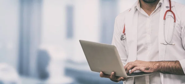 Arzt Mit Laptop Krankenhaus Medizinische Versorgung Und Ärztliches Personal — Stockfoto