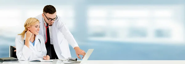 Médico Que Trabaja Con Computadora Portátil Oficina Mientras Discute Con —  Fotos de Stock