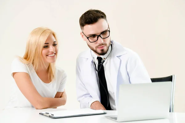 의사는 데이터 테이블에 노트북 컴퓨터에 사무실에서 환자에 이야기 합니다 서비스 — 스톡 사진