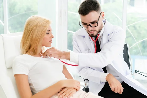 Medico Maschio Sta Parlando Esaminando Paziente Femminile Nell Ufficio Dell — Foto Stock