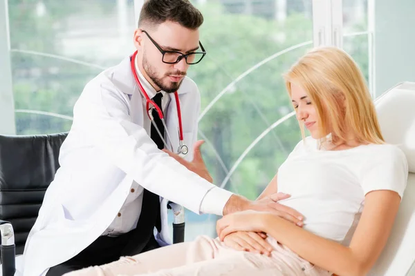 Male Doctor Talking Examining Female Patient Hospital Office Healthcare Medical — Stock Photo, Image