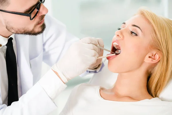 Unga Stiliga Tandläkaren Undersöker Tänderna Lycklig Kvinna Patienten Sitter Tandläkare — Stockfoto