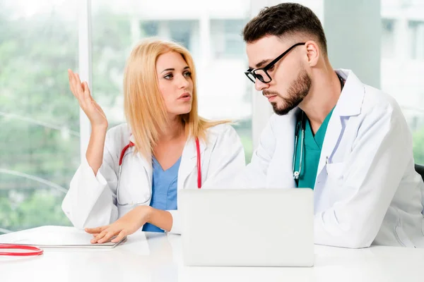 Jovem Médica Trabalha Escritório Hospital Enquanto Conversa Com Médico Masculino — Fotografia de Stock