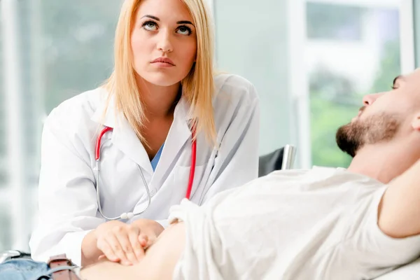 Γυναίκα Γιατρός Μιλάμε Και Εξέταση Αρσενικός Ασθενής Στο Νοσοκομείο Γραφείο — Φωτογραφία Αρχείου