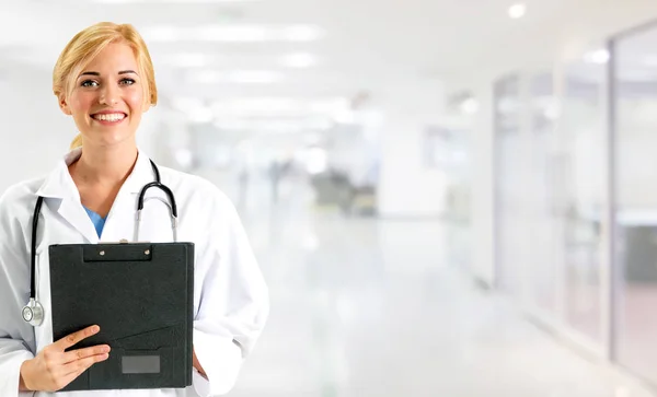 Γυναίκα Γιατρός Εργάζεται Στο Γραφείο Του Νοσοκομείου Ιατρική Περίθαλψη Και — Φωτογραφία Αρχείου
