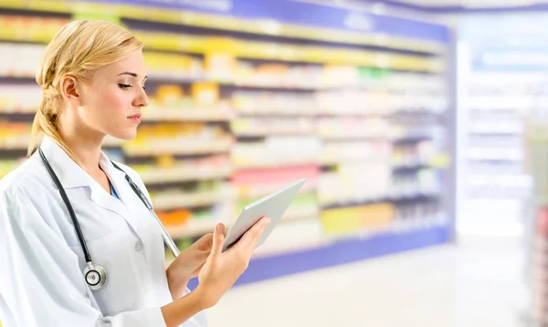 Farmacêutico Que Utiliza Comprimidos Farmácia Assistência Médica Farmacêutica — Fotografia de Stock