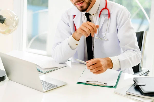 Doctor Trabajando Computadora Portátil Mesa Oficina Hospital Concepto Médico Sanitario —  Fotos de Stock