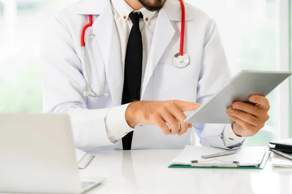 Doctor Trabajando Tableta Consultorio Del Hospital Concepto Médico Sanitario —  Fotos de Stock