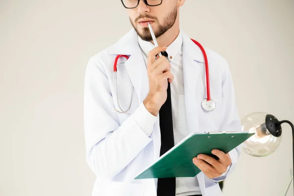 Dokter Houden Patiënten Gezondheidsdossier Aan Office Tafel Het Ziekenhuis Medische — Stockfoto