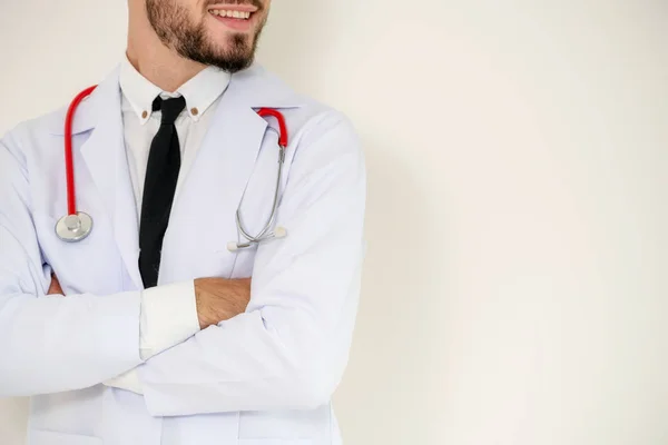 Joven Médico Guapo Con Los Brazos Cruzados Pie Sobre Fondo — Foto de Stock