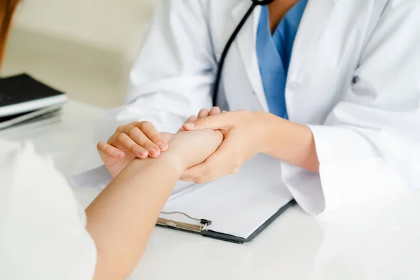 Patiente Consulte Une Femme Médecin Gynécologue Lors Examen Gynécologique Bureau — Photo