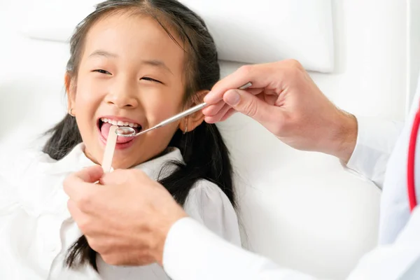 Amistoso Dentista Joven Examinando Los Dientes Infantiles Felices Clínica Dental — Foto de Stock