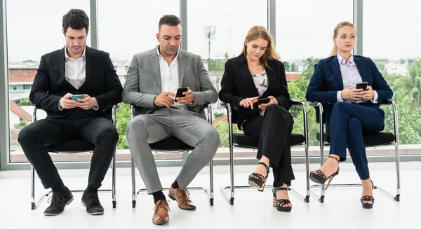 Empresárias Empresários Usando Telefone Celular Enquanto Esperam Cadeiras Escritório Para — Fotografia de Stock