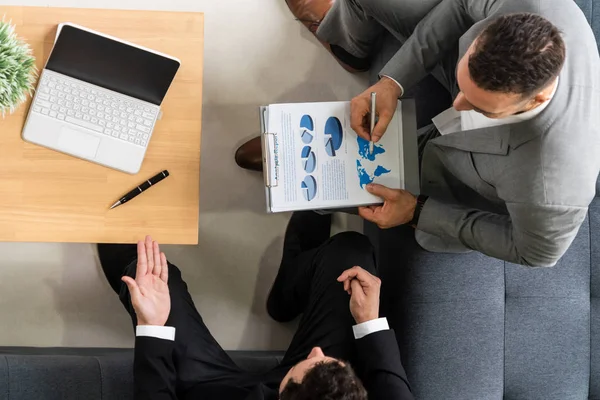 Empresario Está Reunión Discusión Con Otro Socio Negocios Oficina Moderna — Foto de Stock