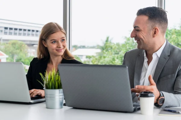 Dirigeant Entreprise Est Discussion Avec Une Femme Affaires Dans Bureau — Photo