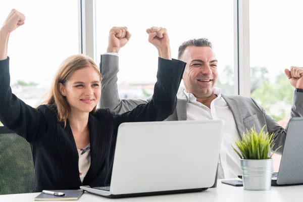 Geschäftsmann Manager Ist Gespräch Mit Einer Geschäftsfrau Arbeiter Modernen Arbeitsplatz — Stockfoto