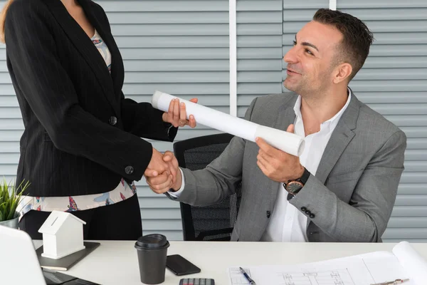 Handschlag Zwischen Geschäftsmann Und Geschäftsfrau Einem Modernen Büro Arbeitsplatz Menschen — Stockfoto