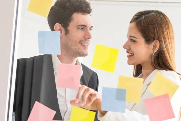 Empresária Asiática Criativa Reunião Workshop Chegando Com Muitas Ideias Positivas — Fotografia de Stock