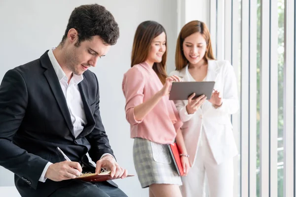 Feliz Joven Hombre Negocios Guapo Leyendo Libro Trabajando Oficina Con — Foto de Stock