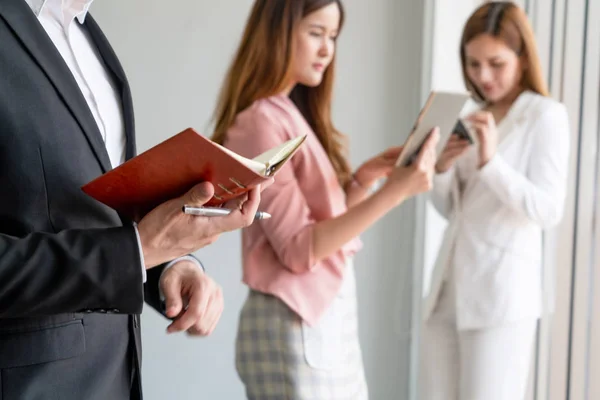 Feliz Joven Hombre Negocios Guapo Leyendo Libro Trabajando Oficina Con — Foto de Stock