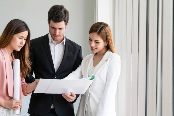 Businessman Meeting Discussion Colleague Businesswomen Modern Workplace Office People Corporate — Stock Photo, Image