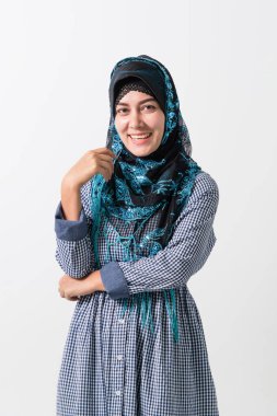 Renkli geleneksel giysiler içinde Arapça Müslüman kadının portresi.