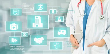 Simge grafik arayüzü gösteren sağlık insanlar, para planlama, risk yönetimi, tıbbi tedavi ve kapsama yararı sağlık sigortası kavramı - Doktor hastanede sağlık sigortası ile ilgili.