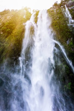 Stirling Falls Milford ses içinde South Island, Yeni Zelanda, en güzel ve en büyük şelaleler Milford ses, Yeni Zelanda'da olduğunu.