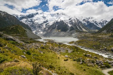 Dağlar, göller ve çayır peyzaj kar ve dağlarda bulutlu hava ile soğuk iklim ülkede. Manzara Mt Cook, Yeni Zelanda, trekking ve açık havada bulunan Meşhur Mekanlar çekilmiştir.