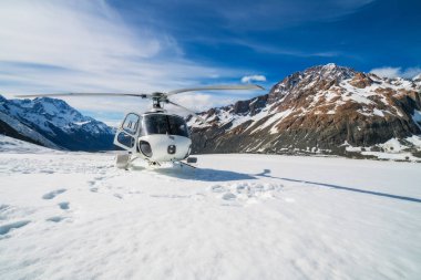 Helikopter Mt Cook, Yeni Zelanda tasman Buzulu kar Dağı'nda iniş. Mt Cook helikopter hizmetinde doğal uçuşlar, açılış buzul ve acil kurtarma sunmaktadır.