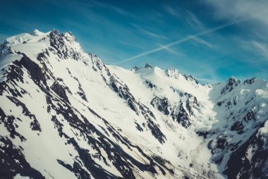 Kış manzara mavi gökyüzü ve kar dağ silsilesi. Kayak, doğa yürüyüşü, kış sporları ve dağcılık gibi dağ aktiviteleri için sahne arka plan.